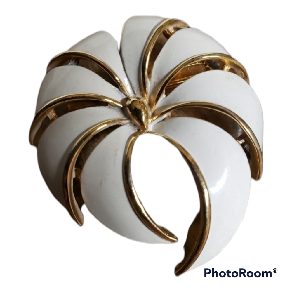 Vintage Enameled Flower Brooch